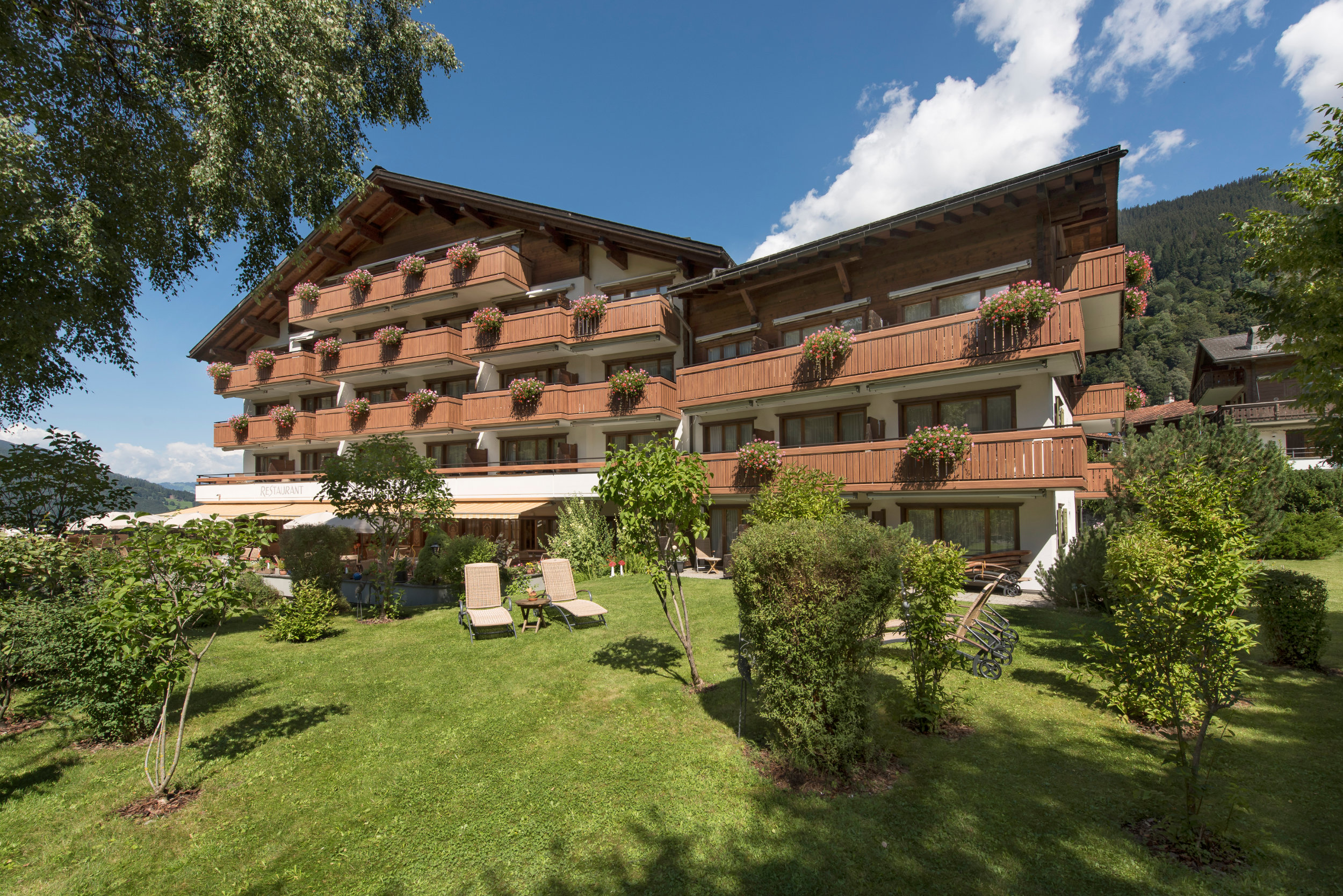 Aussenansicht Sommer - Sunstar Hotel Klosters