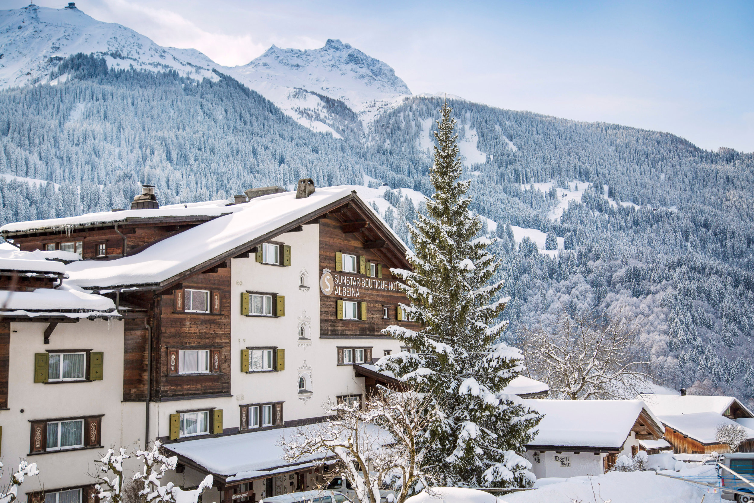 Aussenansicht Winter - Sunstar Hotel Klosters